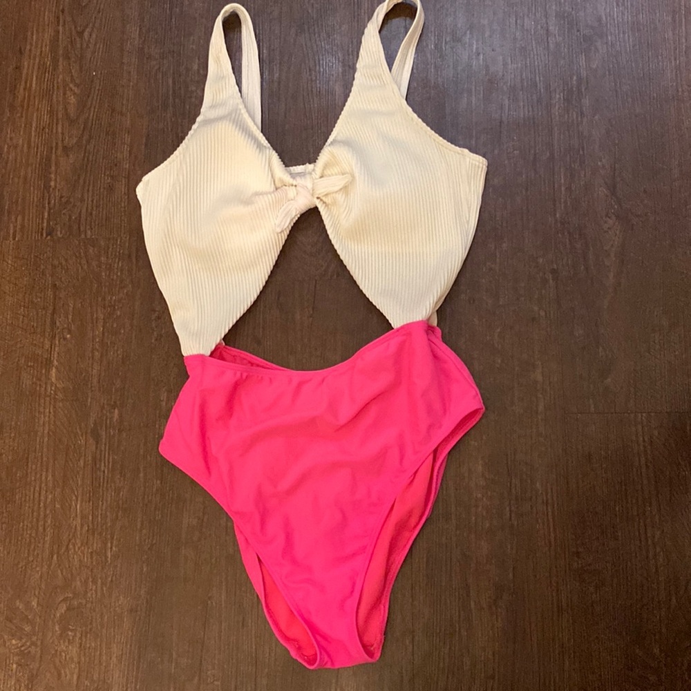 One piece cut out onepiece swimsuit